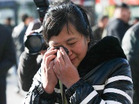 外地父母到火车站探望执勤武警 相看无言流泪