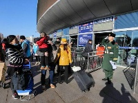 外地父母到火车站探望执勤武警 相看无言流泪