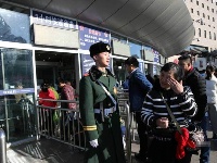 外地父母到火车站探望执勤武警 相看无言流泪