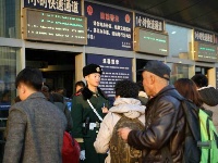 外地父母到火车站探望执勤武警 相看无言流泪