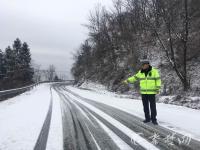 武当山下雪了！游客惊喜不已