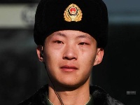 外地父母到火车站探望执勤武警 相看无言流泪