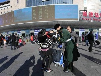 外地父母到火车站探望执勤武警 相看无言流泪