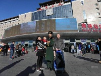 外地父母到火车站探望执勤武警 相看无言流泪