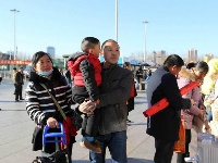 外地父母到火车站探望执勤武警 相看无言流泪