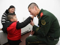 外地父母到火车站探望执勤武警 相看无言流泪