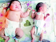 襄阳最大婴儿诞生 180斤孕妇生下12.3斤巨婴