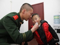 外地父母到火车站探望执勤武警 相看无言流泪