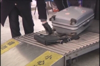 大意乘客安检落包 细心铁警及时归还