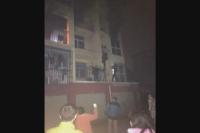 电器短路三楼起火 邻居小伙爬墙救人