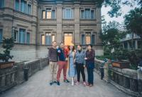 普通家庭全家福上封面获点赞 网络点击逾百万