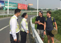 外籍游客游中国 不料受困随岳高速