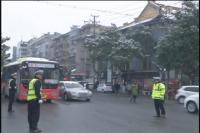 开学第一天：交警疏导保畅通