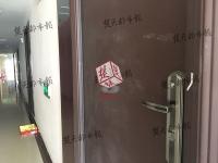 老公与入室小偷搏斗  老婆跑出反锁大门