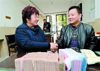 女老板21万现金遗落出租车 的哥分文不少归还