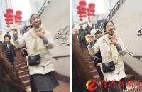 巧！女子偷拍闺蜜吃相 无意拍下她手机被盗瞬间