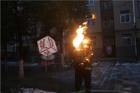 点个大大的赞！90后消防员怀抱喷火煤气罐，从7楼奔到1楼