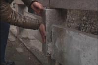 护栏松动 倒车掉进护城河