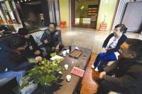 女子请月嫂一个月花6.7万  月嫂不会装奶嘴