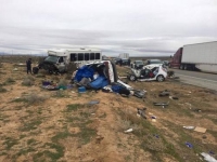 载中国游客大巴在美国遭遇严重车祸  一人当场死亡