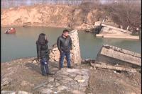   小货车涉水被冲 多方合力营救