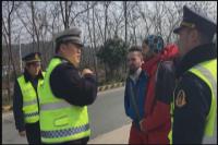 外籍男子受困高速  高速警察热情救助