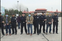 浴室现贼影    多次伸手终被擒