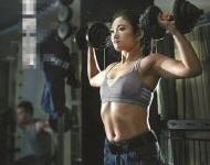 帅气警花照走红 引来众多网友的围观