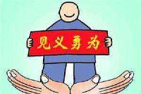 船员为救落水孩子泡坏自己手机，75岁婆婆拄拐给他送来600元