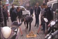 城管部门强拆私装地锁 还路于民