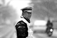 交警雪中执勤曾被法官质疑作秀：我接受道歉