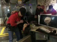 玩家头撞显示屏 因队友太坑输掉游戏