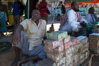 这里钞票多得成捆放街边也没人偷