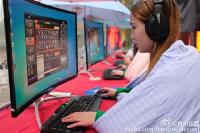 女学生裹被打电竞 就算冻成狗游戏也不停