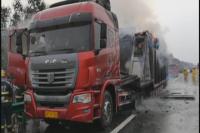 车行高速货车自燃 多方合力救火保平安