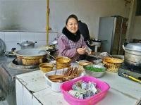 “诚信面馆”开了15年 顾客自己端碗付款全靠自觉