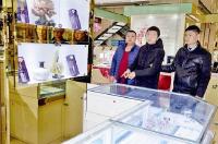 男子潜伏商场厕所夜盗40万元珠宝