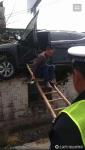 江苏离奇交通事故：汽车飞上屋顶