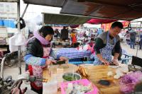 老师辞职卖肉夹馍 月入过万爆红网络