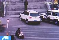 8岁女孩被亲生父亲和后妈当“碰瓷”工具，屡遭车撞 