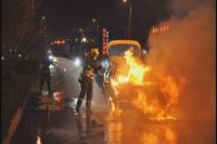    小车突发大火瞬间被吞