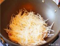 你做的土豆丝不好吃，就是少了这一步！