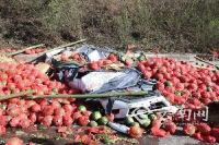 小轿车变道撞货车 交警从30吨西瓜里刨出3人 