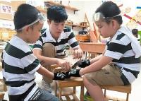 女老师自学木工走红 自制家具堪比工艺品