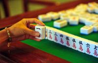 4岁女孩凌晨街头哭寻妈妈，谁知妈妈正在麻将桌上