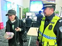 女子雨中遗失20万现金，执勤交警捡到如数归还