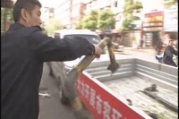 新闻追踪：城管部门巡查私装地桩地锁