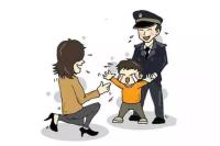 广水一熊孩子贪玩手卡水泥洞，整条手臂浮肿，危急时刻···