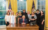 当特朗普遇见摇滚歌手，他们能聊啥？打猎、枪支……还有美女