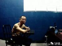 【惊险】男子吸毒致幻持刀伤人，民警迅速出击将其制伏！